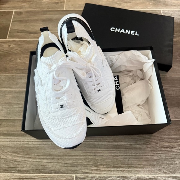 CHANEL White and Black Knit Trainer Sneakers size 39 (New in Box) - Picture 8 of 9